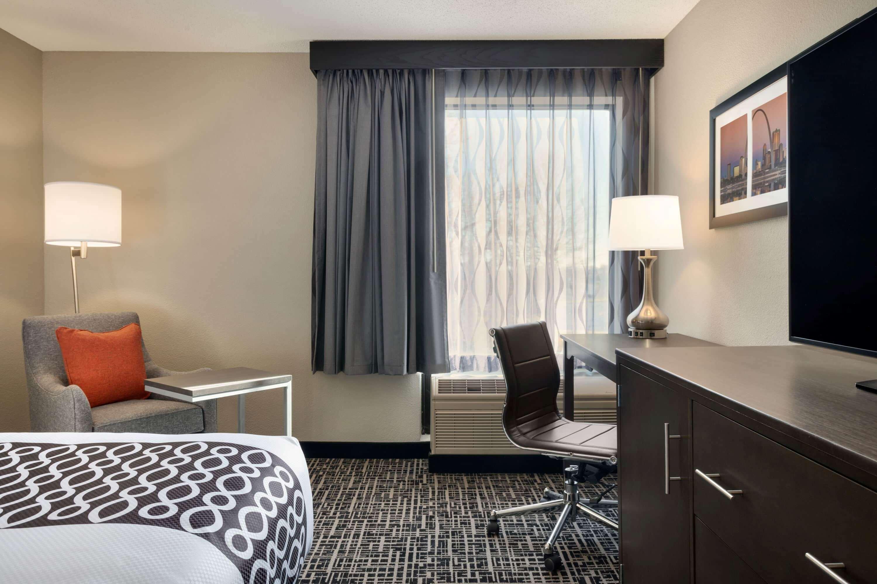 La Quinta Inn & Suites By Wyndham St Louis Route 66 Windsor Springs Екстериор снимка