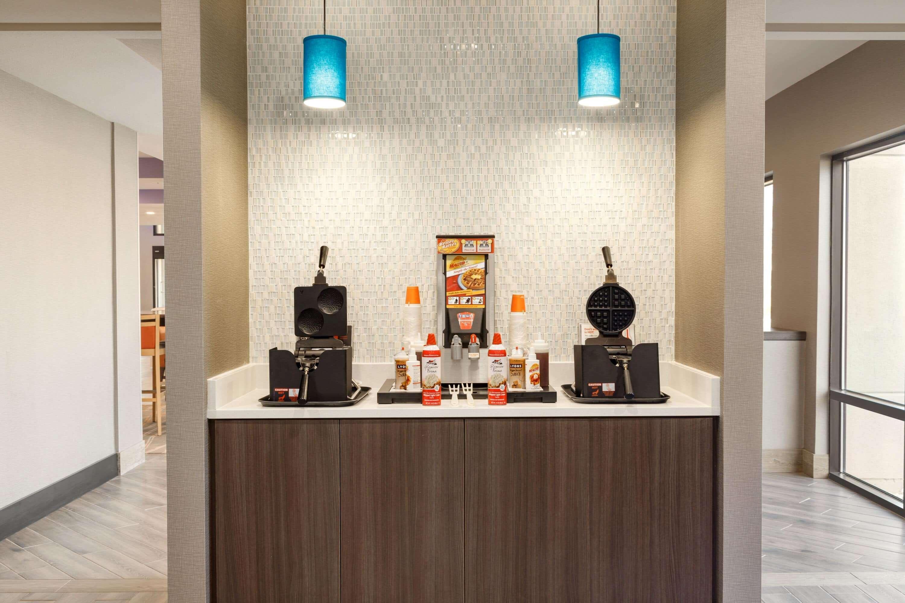 La Quinta Inn & Suites By Wyndham St Louis Route 66 Windsor Springs Екстериор снимка